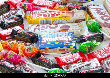 Calgary, Alberta, Kanada. Oktober 16 2020. Mehrere beliebte Süßigkeitenmarken an halloween. Stockfoto