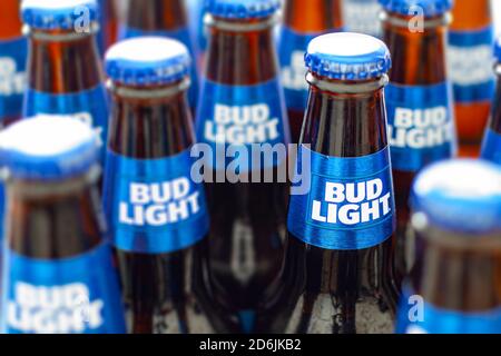 Calgary, Alberta, Kanada. Oktober 16 2020. Selektiver Fokus auf eine Bud Light Bierflasche. Stockfoto