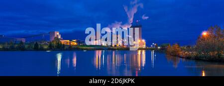 Die Zellstoff- und Papierfabrik Domtar beleuchtet nachts in Dryden, Ontario, Kanada. Stockfoto