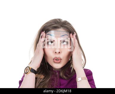 Schockiert verrückt mit Form der Augenbrauen. Stylistin Frau Messung Augenbrauen mit Lineal Blick bis zu Brauen gehen Nüsse isoliert auf weiß. Mikropigmentatio Stockfoto