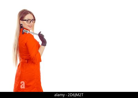 Schönheitsporträt der blonden amerikanischen Frau mit Linealen in den Händen nahe ihrem Gesicht auf der Schulter isoliert auf weiß. Augenbrauen Spezialist in roten Scrubs Kleid POS Stockfoto