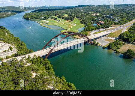 Wunderschöner Blick auf die Pennypacker Brücke über den Colorado River. Im Hintergrund sehen Sie den Austin Country Club und die Innenstadt von Austin, TX. Stockfoto