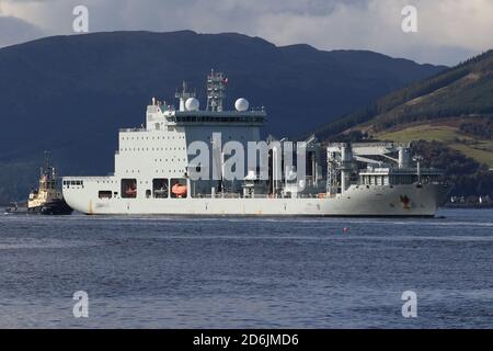 MV Asterix, ein Versorgungsschiff unter zeitweiliger Ladung der Royal Canadian Navy, das während des Joint Warrior 20 vom Svitzer Schlepper Ayton Cross unterstützt wurde. Stockfoto