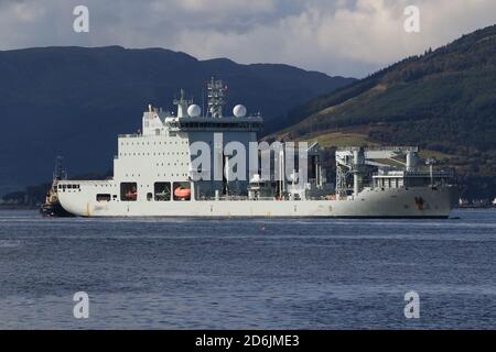 MV Asterix, ein Versorgungsschiff unter zeitweiliger Ladung der Royal Canadian Navy, das während des Joint Warrior 20 vom Svitzer Schlepper Ayton Cross unterstützt wurde. Stockfoto