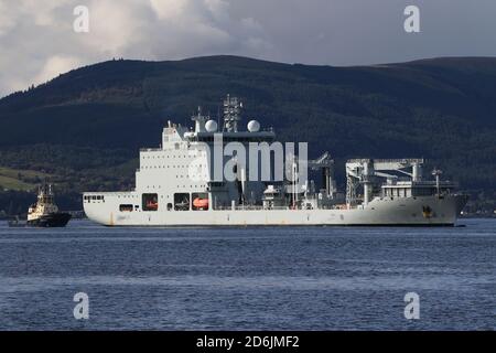 MV Asterix, ein Versorgungsschiff unter zeitweiliger Ladung der Royal Canadian Navy, das während des Joint Warrior 20 vom Svitzer Schlepper Ayton Cross unterstützt wurde. Stockfoto