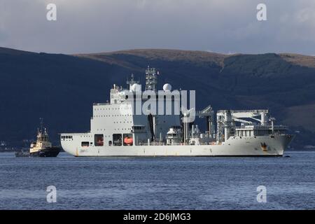 MV Asterix, ein Versorgungsschiff unter zeitweiliger Ladung der Royal Canadian Navy, das während des Joint Warrior 20 vom Svitzer Schlepper Ayton Cross unterstützt wurde. Stockfoto