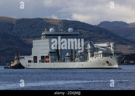 MV Asterix, ein Versorgungsschiff unter zeitweiliger Ladung der Royal Canadian Navy, das während des Joint Warrior 20 vom Svitzer Schlepper Ayton Cross unterstützt wurde. Stockfoto