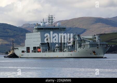 MV Asterix, ein Versorgungsschiff unter zeitweiliger Ladung der Royal Canadian Navy, das während des Joint Warrior 20 vom Svitzer Schlepper Ayton Cross unterstützt wurde. Stockfoto