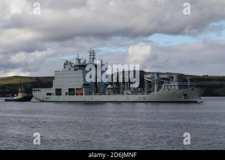 MV Asterix, ein Versorgungsschiff unter zeitweiliger Ladung der Royal Canadian Navy, das während des Joint Warrior 20 vom Svitzer Schlepper Ayton Cross unterstützt wurde. Stockfoto