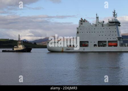 MV Asterix, ein Versorgungsschiff unter zeitweiliger Ladung der Royal Canadian Navy, das während des Joint Warrior 20 vom Svitzer Schlepper Ayton Cross unterstützt wurde. Stockfoto