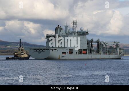 MV Asterix, ein Versorgungsschiff unter zeitweiliger Ladung der Royal Canadian Navy, das während des Joint Warrior 20 vom Svitzer Schlepper Ayton Cross unterstützt wurde. Stockfoto