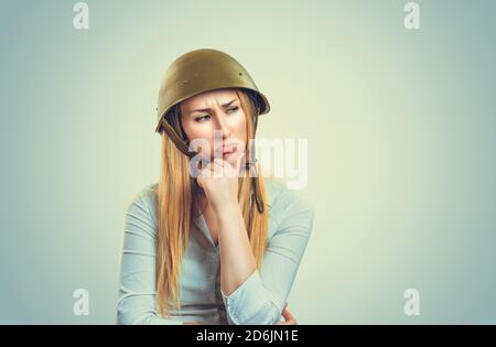 Frau in militärischen Rüstung Kappe Ausrüstung des Zweiten Weltkrieges Periode suchen skeptisch auf die Seite Copyspace. Kaukasische Person in weißem formellen Hemd, lange blo Stockfoto