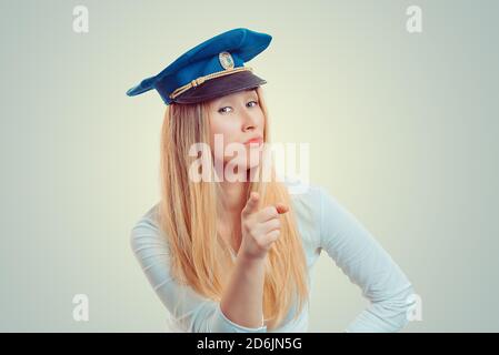 Achtung. Frau in einem blauen Polizeihut gekleidet zeigt Finger auf Sie Kamera, die Sie gewählt. Kaukasische Geschäftsperson in weißem formellen Hemd, lange Blondine Stockfoto