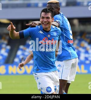 Neapel, Italien. Oktober 2020. Napoli's Hirving Lozano feiert sein zweites Tor während eines Serie-A-Fußballmatches zwischen Napoli und Atalanta in Napoli, Italien, 17. Oktober 2020. Quelle: Augusto Casasoli/Xinhua/Alamy Live News Stockfoto