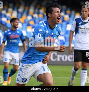 Neapel, Italien. Oktober 2020. Napoli's Hirving Lozano feiert sein erstes Tor während eines Serie-A-Fußballmatches zwischen Napoli und Atalanta in Napoli, Italien, 17. Oktober 2020. Quelle: Augusto Casasoli/Xinhua/Alamy Live News Stockfoto