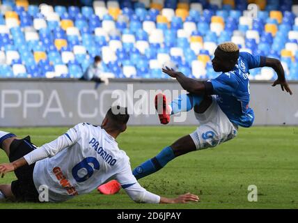 Neapel, Italien. Oktober 2020. Napoli's Victor Osimhen (R) erzielt sein Tor bei einem Serie A Fußballspiel zwischen Napoli und Atalanta in Napoli, Italien, 17. Oktober 2020. Quelle: Augusto Casasoli/Xinhua/Alamy Live News Stockfoto