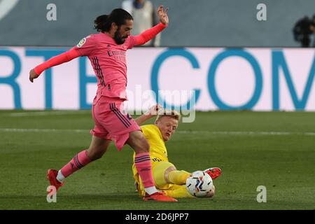 Madrid, Spanien. Oktober 2020. Real Madrids ISCO(L) spielt mit Cadiz's Jens Jonsson während eines spanischen Fußballligaspiels zwischen Real Madrid und Cadiz CF in Madrid, Spanien, am 17. Oktober 2020. Quelle: Edward F. Peters/Xinhua/Alamy Live News Stockfoto