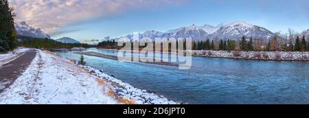 Weite Panoramaaussicht auf den Bow River und verschneite Bergspitzen der Fairholme Range. Canmore, Alberta nach frühem Herbstschnee in den kanadischen Rockies Stockfoto