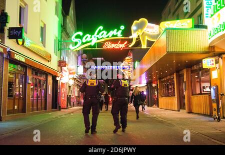 Hamburg, Deutschland. Oktober 2020. Polizisten kontrollieren während der Sperrstunde auf der Reeperbahn in der Großen Freiheit. Aufgrund der zunehmenden Zahl neuer Coronainfektionen müssen alle Hamburger Restaurants erstmals um 23.00 Uhr schließen und dürfen erst 5.00 Uhr wieder geöffnet werden. Quelle: Daniel Bockwoldt/dpa/Alamy Live News Stockfoto