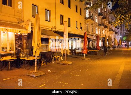 Hamburg, Deutschland. Oktober 2020. Hohe Bänke stehen auf Tischen im Schanzenviertel. Aufgrund der zunehmenden Zahl neuer Coronainfektionen müssen alle Hamburger Restaurants zum ersten Mal um 23.00 Uhr schließen und dürfen erst 5.00 Uhr wieder öffnen. Quelle: Daniel Bockwoldt/dpa/Alamy Live News Stockfoto