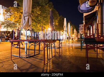 Hamburg, Deutschland. Oktober 2020. Hohe Bänke stehen auf Tischen im Schanzenviertel. Aufgrund der zunehmenden Zahl neuer Coronainfektionen müssen alle Hamburger Restaurants zum ersten Mal um 23.00 Uhr schließen und dürfen erst 5.00 Uhr wieder öffnen. Quelle: Daniel Bockwoldt/dpa/Alamy Live News Stockfoto