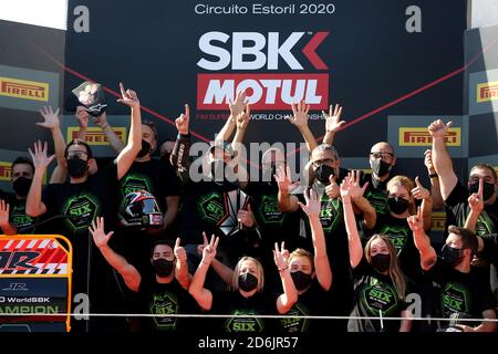 Cascais, Kawasaki Racing Team WorldSBK feiert mit dem Team nach dem FIM Superbike World Championship Estoril Round Race 1 auf dem Circuito Estoril in Cascais. Oktober 2020. Der Brite Jonathan Rea (5. L, hinten) vom Kawasaki Racing Team WorldSBK feiert mit dem Team nach dem FIM Superbike World Championship Estoril Round Race 1 auf dem Circuito Estoril in Cascais, Portugal am 17. Oktober 2020. Quelle: Pedro Fiuza/Xinhua/Alamy Live News Stockfoto