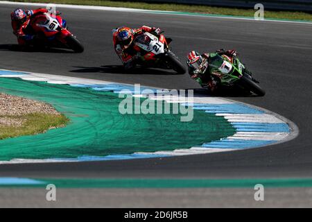 Cascais. Oktober 2020. Der Brite Jonathan Rea (1. R) vom Kawasaki Racing Team WorldSBK fährt am 17. Oktober 2020 beim FIM Superbike World Championship Estoril Round Race 1 auf dem Circuito Estoril in Cascais, Portugal. Quelle: Pedro Fiuza/Xinhua/Alamy Live News Stockfoto