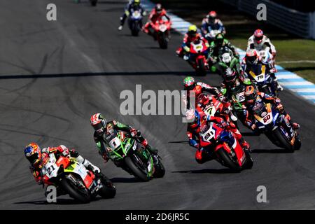 Cascais. Oktober 2020. Der Brite Jonathan Rea (2. L) vom Kawasaki Racing Team WorldSBK fährt während des FIM Superbike World Championship Estoril Round Race 1 auf dem Circuito Estoril in Cascais, Portugal am 17. Oktober 2020. Quelle: Pedro Fiuza/Xinhua/Alamy Live News Stockfoto