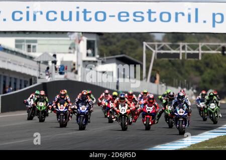 Cascais. Oktober 2020. Fahrer treten am 17. Oktober 2020 beim FIM Superbike World Championship Estoril Round Race 1 auf dem Circuito Estoril in Cascais, Portugal, an. Quelle: Pedro Fiuza/Xinhua/Alamy Live News Stockfoto