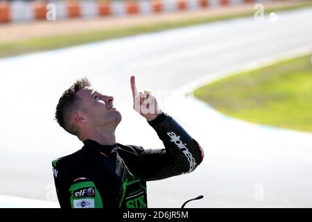 Cascais. Oktober 2020. Der Brite Jonathan Rea vom Kawasaki Racing Team WorldSBK feiert am 17. Oktober 2020 während des FIM Superbike World Championship Estoril Round Race 1 auf dem Circuito Estoril in Cascais, Portugal. Quelle: Pedro Fiuza/Xinhua/Alamy Live News Stockfoto