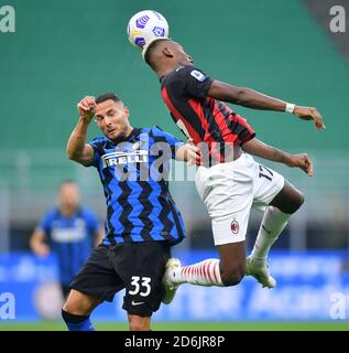 Mailand, Italien. Oktober 2020. Rafael Leao (R) des AC Mailand steht mit Danilo D'Ambrosio des FC Inter während eines Fußballmatches zwischen dem FC Inter und dem AC Mailand in Mailand, Italien, am 17. Oktober 2020. Quelle: Alberto Lingria/Xinhua/Alamy Live News Stockfoto