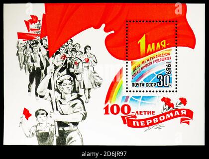 MOSKAU, RUSSLAND - 10. SEPTEMBER 2020: Briefmarke gedruckt in der Sowjetunion zeigt 1. Mai, 100. Jahrestag der Erklärung des 1. Mai als Labor Day Serie, CIR Stockfoto