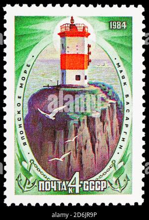 MOSKAU, RUSSLAND - 10. SEPTEMBER 2020: Briefmarke in der Sowjetunion zeigt Basargin Leuchtturm (Japanisches Meer), Leuchttürme Serie, um 1984 Stockfoto