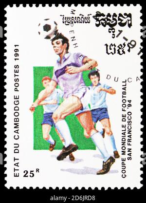 MOSKAU, RUSSLAND - 10. SEPTEMBER 2020: Briefmarke gedruckt in Kambodscha zeigt Spielszenen, Fußball-WM-Serie, 25 - kambodschanische Rielum 1991 Stockfoto