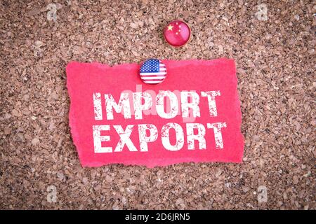 IMPORTIEREN und EXPORTIEREN. Abkommen zwischen den USA und China Konzept. Stifte mit Fahnen Stockfoto
