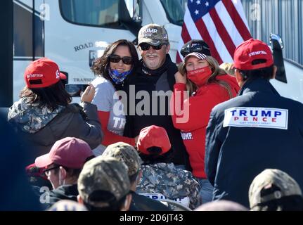 Dunmore, Usa. Oktober 2020. Unterstützer von Donald Trump posieren für Fotos beim Road Scholar, Trucking Company während der Kundgebung.Eric Trump spricht mit etwa 400 Menschen in Dunmore, PA, der Stadt neben Joe Bidens Kinderheim Scranton. März des Publikums bestand aus einer Gruppe namens Japan 4 Donald Trump, wie Eric Trump spricht von Waffenrechten und Amy Coney Barrett. Kredit: SOPA Images Limited/Alamy Live Nachrichten Stockfoto