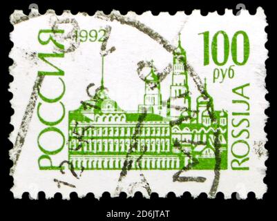 MOSKAU, RUSSLAND - 15. SEPTEMBER 2020: Die in Russland gedruckte Briefmarke zeigt den Moskauer Kreml, 1. Definitive Ausgabe der Serie der Russischen Föderation, um 199 Stockfoto