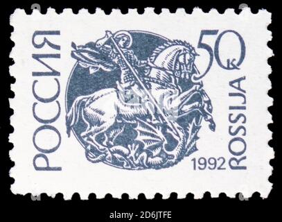 MOSKAU, RUSSLAND - 15. SEPTEMBER 2020: Briefmarke in Russland gedruckt zeigt St. George Killing Dragon, 1. Definitive Ausgabe der Russischen Föderation Serie Stockfoto