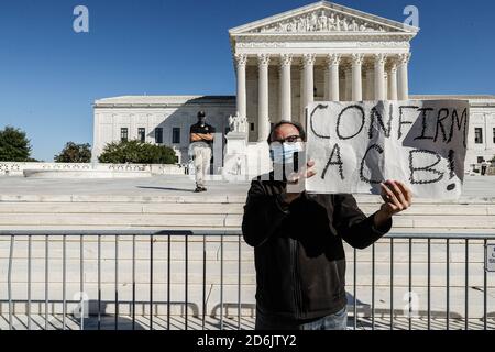 Washington, Usa. Oktober 2020. Ein rechter Demonstranten mit Gesichtsmaske hält ein Plakat hoch, um die Bestätigung von Amy Cony Barrett vor dem Obersten Gerichtshof und die Wiederwahl von Präsident Trump vor dem Obersten Gerichtshof zu unterstützen. Als Gegenprotest wollen verschiedene rechtsgerichtete womenís-Gruppen eine Botschaft senden, dass sie nicht für alle Frauen sprechen. Kredit: SOPA Images Limited/Alamy Live Nachrichten Stockfoto