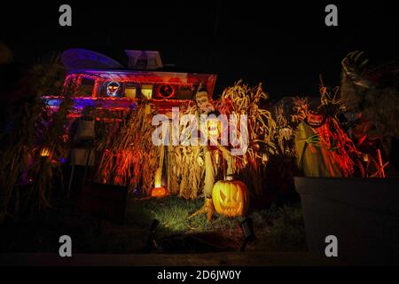 New York, USA. Oktober 2020. Ein Blick auf Halloween Dekorationen in Whitestone, Queens, New York. Kredit: John Nacion/SOPA Images/ZUMA Wire/Alamy Live Nachrichten Stockfoto