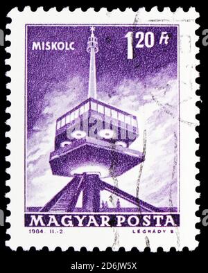 MOSKAU, RUSSLAND - 15. SEPTEMBER 2020: Briefmarke gedruckt in Ungarn zeigt Fernsehturm, Miskolc, Transport und Telekommunikation Serie, um 19 Stockfoto