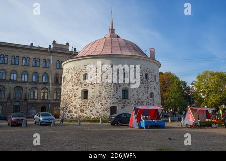 VYBORG, RUSSLAND - 03. OKTOBER 2020: Runder Turm auf dem Marktplatz an einem Oktobernachmittag Stockfoto