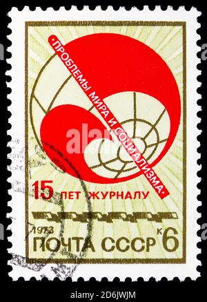 MOSKAU, RUSSLAND - 15. SEPTEMBER 2020: Briefmarke gedruckt in der UdSSR (Russland) zeigt 15. Jahrestag der Zeitschrift Probleme des Friedens und des Sozialismus, Annive Stockfoto