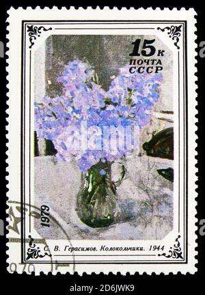 MOSKAU, RUSSLAND - 15. SEPTEMBER 2020: Briefmarke gedruckt in der UdSSR (Russland) zeigt Glockenblumen, von Sergei Gerassimov, Serie, um 1979 Stockfoto