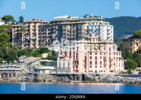 Santa Margherita Ligure, Italien. 16. August 2020: Gebäude an der ligurischen Küste. Häuser mit Blick auf das Meer, Hotels und Badeanstalten für Th Stockfoto