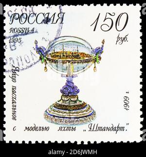 MOSKAU, RUSSLAND - 15. SEPTEMBER 2020: Briefmarke in Russland gedruckt zeigt Osterei mit Modell der Yacht 'Shandart', Fabergé Exponate in Moskau Krem Stockfoto