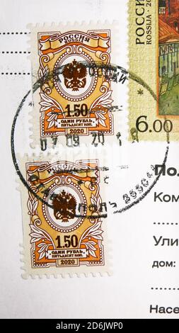 MOSKAU, RUSSLAND - 15. SEPTEMBER 2020: Briefmarke in Russland gedruckt zeigt State Postal Administration Emblem, 7. Endgültige Ausgabe der Russischen Föderation Stockfoto