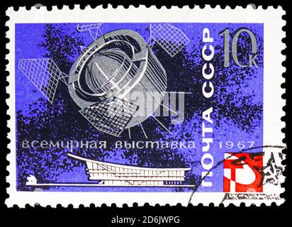 MOSKAU, RUSSLAND - 15. SEPTEMBER 2020: Briefmarke gedruckt in der UdSSR (Russland) zeigt 'Proton 1' Satellite, World Fair 'EXPO-67', Montreal Serie, um 19 Stockfoto