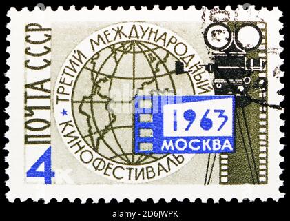 MOSKAU, RUSSLAND - 15. SEPTEMBER 2020: Briefmarke gedruckt in der UdSSR (Russland) gewidmet 3. Internationalen Filmfestival, Moskau, Serie, um 1963 Stockfoto