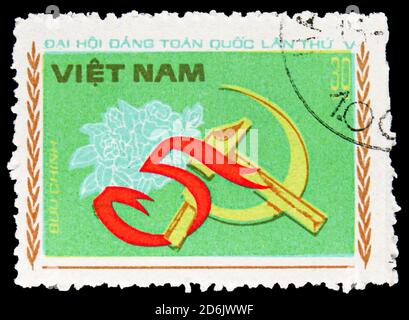 MOSKAU, RUSSLAND - 15. SEPTEMBER 2020: Briefmarken gedruckt in Vietnam zeigt Hammer und Sichel, 5. Kongress der vietnamesischen Kommunistischen Partei (1. Serie) Stockfoto